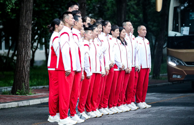 姚明率中国女篮正式出征奥运会!经典表情亮眼1